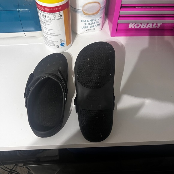 CROCS Men's Black Clogs - Picture 2 of 4